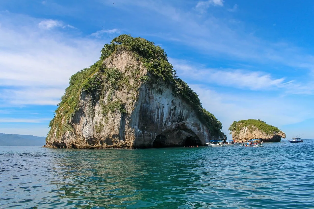 La roca de Los Arcos de Mismaloya con lanchas de snorkel