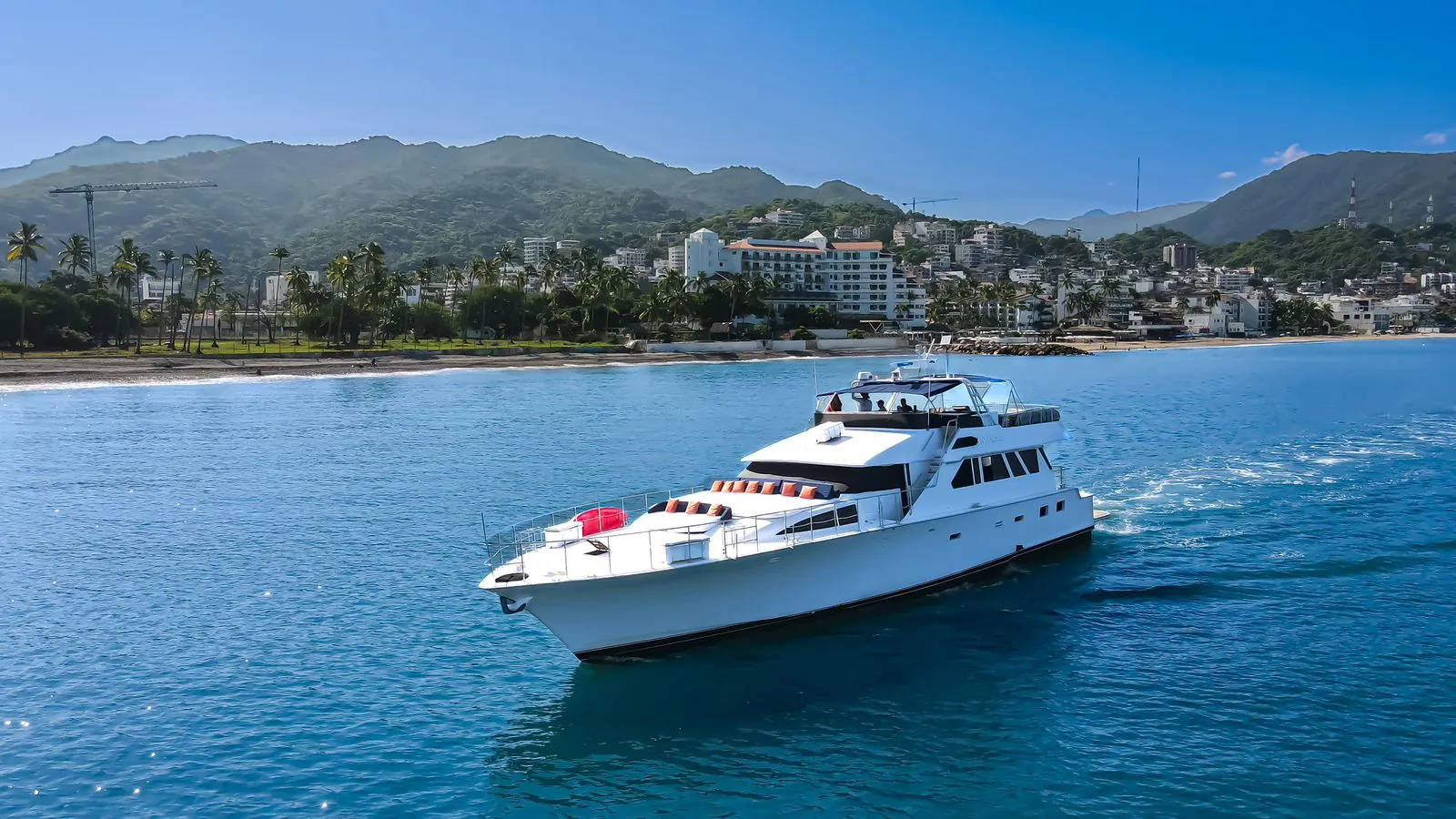 El megayate CHAO LEE navegando frente a Puerto Vallarta